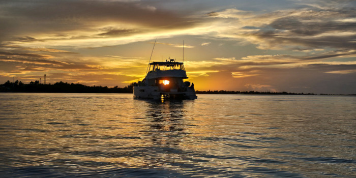 Catamaran au mouillage au coucher du soleil aux Seychelles