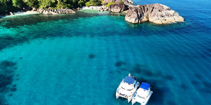 Mouillage dans les eaux turquoise des Seychelles, face aux rochers granitiques