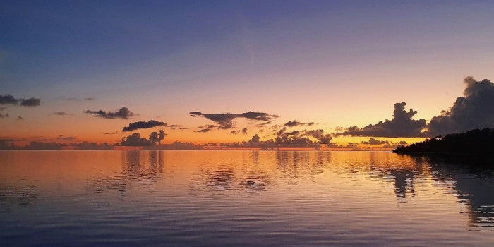 Coucher de soleil sur les eaux paisibles des Seychelles