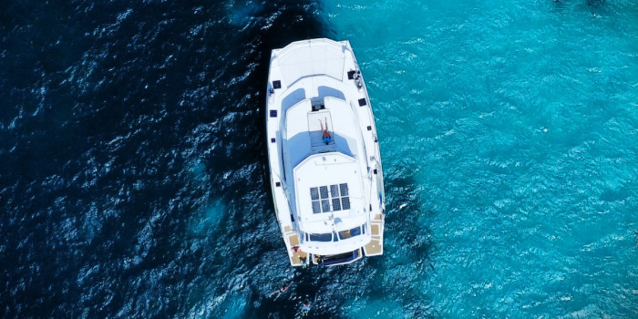 Blue Escape vu du ciel au mouillage dans les eaux turquoise des Seychelles