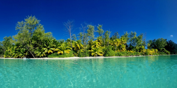 Île Coëtivy aux Seychelles, plage de sable blanc et eaux turquoise